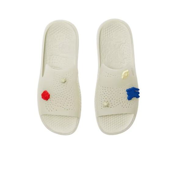 $695 NIB Burberry Stingray Rose & Knight Charm Rubber Slide Sandals Size 40(7) main image 8